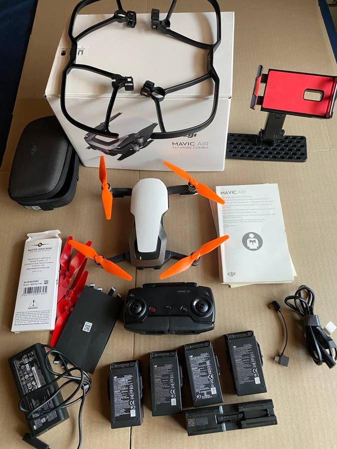 BOXED DJI MAVIC AIR WHITE|REMOT CONTROLLER|4 BATTERIES|POUCH|BOX| 2 SET OF PROPELLERS|GOOD CONDITION